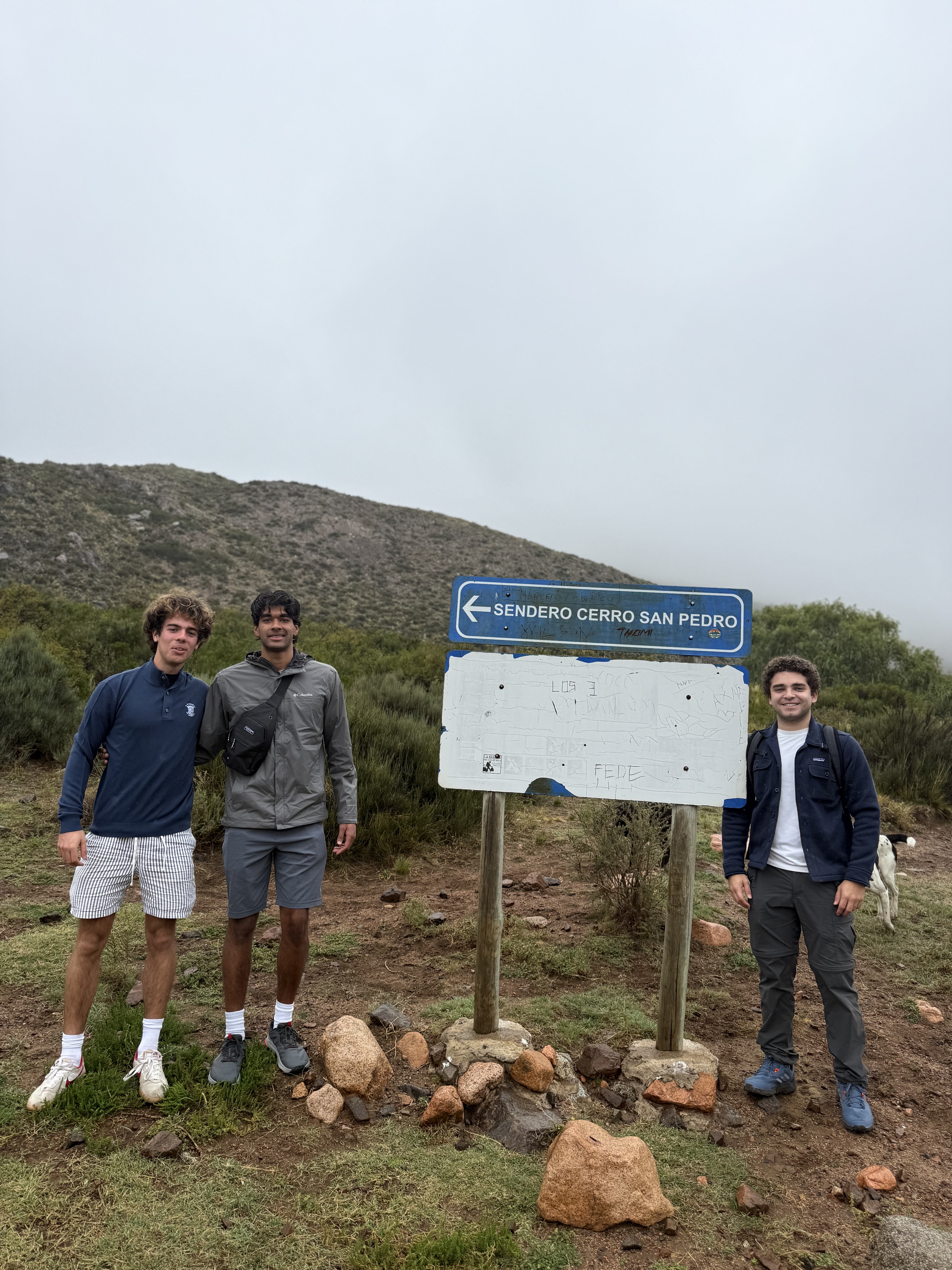 Caminantes en el sendero de montaña