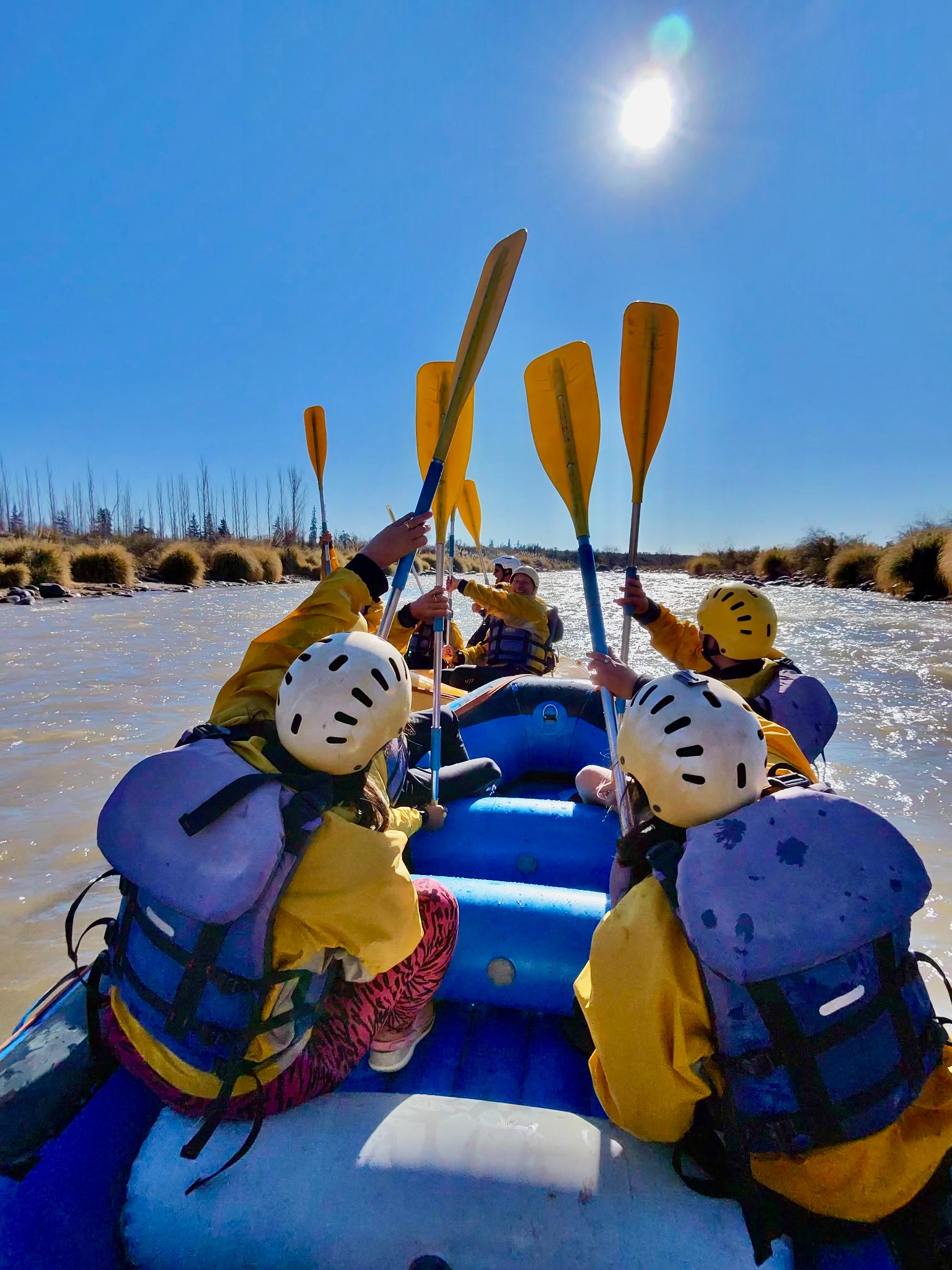 Grupo remando desde el interior de la balsa