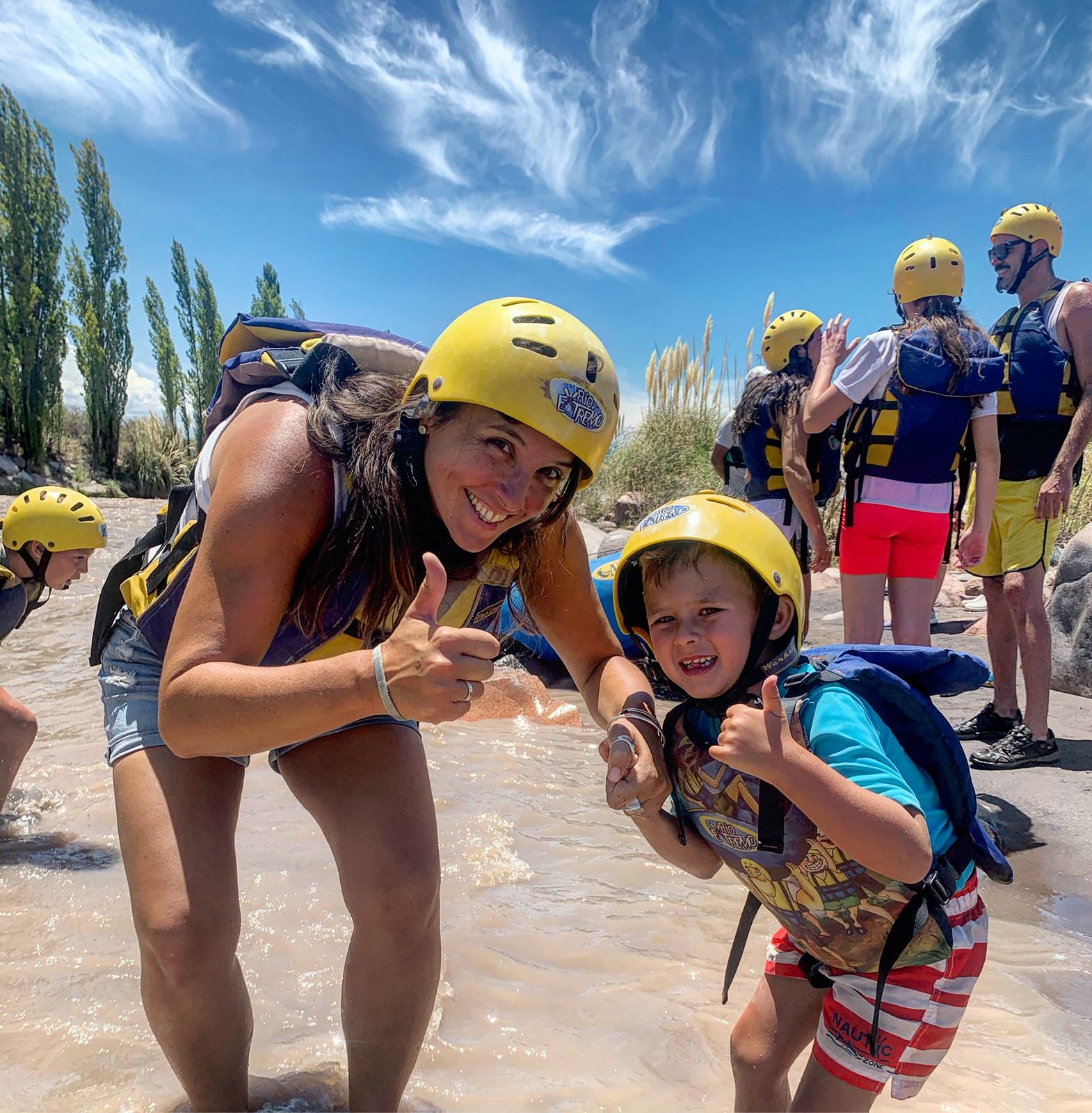 Madre y niño disfrutando rafting