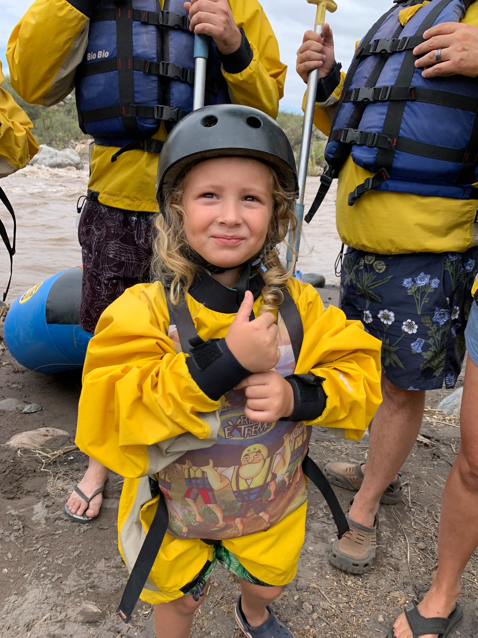 Niña con equipo de rafting